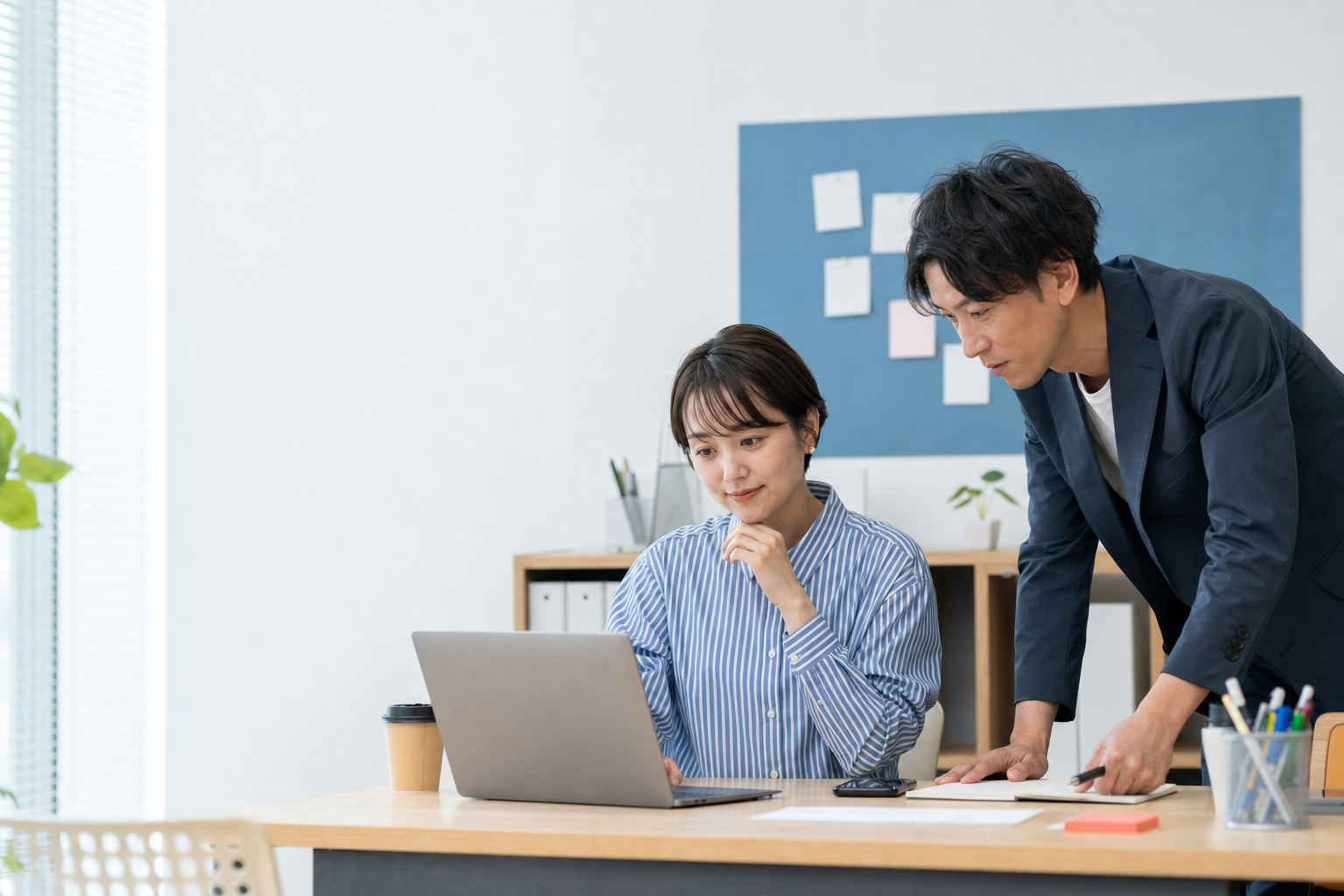 問い合わせ対応の流れを確認する少人数チーム